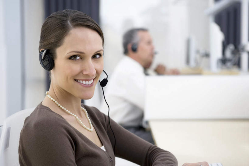 西方人,两个人,同事,商务人士,商务男性,商务女性,办公室,坐,笑,微笑,露齿笑,横图,室内,白天,侧面,衬衫,通讯,成功,合作,团队,集体,信心,客服,电脑,显示器,鼠标,键盘,家具,桌子,椅子,欧洲,欧洲人,套装,朦胧,模糊,网络,信息,办公桌,话务员,扭头,注视,输入设备,通讯设备,队伍,耳机,耳麦,话筒,会议椅,观察,看,转头,台式电脑,服务,通信,观看,协调,办公椅,察看,麦克风,领导,头戴式耳麦,成就,关注,销售,通信设备,商务装,合伙,领袖,工薪阶层,输出设备,客服人员,电话销售,办公家具,商务椅,培训椅,接待员,男人,男性,女人,女性,中年男性,中年女性,白种人,白领,接线员,上班族,坐着,半身,彩图,衬衣,头戴式耳机