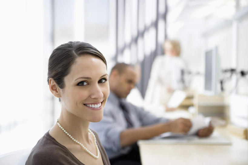 西方人,两个人,同事,商务人士,商务男性,商务女性,办公室,坐,笑,微笑,露齿笑,横图,室内,白天,侧面,衬衫,成功,合作,团队,集体,信心,家具,桌子,欧洲,欧洲人,握,阴影,套装,朦胧,模糊,反射,材料,档案,文件,影子,纸,办公桌,墙,拿,拿着,注视,队伍,墙壁,墙面,手稿,资料,观察,看,握着,观看,证明,察看,领导,成就,关注,文档,商务装,合伙,领袖,工薪阶层,办公家具,男人,男性,女人,女性,中年男性,中年女性,白种人,白领,上班族,坐着,半身,彩图,衬衣