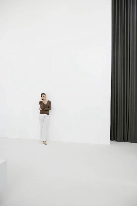 西方人,一个人,商务人士,商务女性,站,说,打电话,竖图,室内,白天,正面,讨论,电话,手机,欧洲,欧洲人,仅一个女性,仅一个人,握,套装,墙,拿,拿着,注视,通讯设备,墙壁,墙面,观察,看,站着,仅一个中年女性,握着,观看,察看,关注,商务装,工薪阶层,一部,交流,女人,女性,中年女性,白种人,白领,上班族,沟通,讲话,交谈,商讨,说话,谈话,通话,站立,彩图,全身