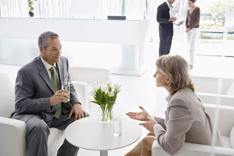 西方人,四个人,同事,商务人士,商务男性,商务女性,办公室,站,坐,说,横图,俯视,室内,白天,衬衫,讨论,成功,合作,团队,集体,信心,植物,窗户,家具,桌子,杯子,椅子,欧洲,欧洲人,套装,盆栽,办公桌,墙,盆景,注视,队伍,玻璃窗,相视,墙壁,墙面,玻璃制品,绿色,自然,会议椅,水杯,观察,看,站着,面对面,生长,成长,观看,对视,办公椅,察看,领导,互视,成就,关注,相对,商务装,合伙,领袖,工薪阶层,相看,办公家具,商务椅,培训椅,交流,男人,男性,女人,女性,中年男性,中年女性,白种人,白领,上班族,玻璃杯,沟通,讲话,交谈,商讨,说话,谈话,站立,坐着,半身,彩图,高角度拍摄,衬衣