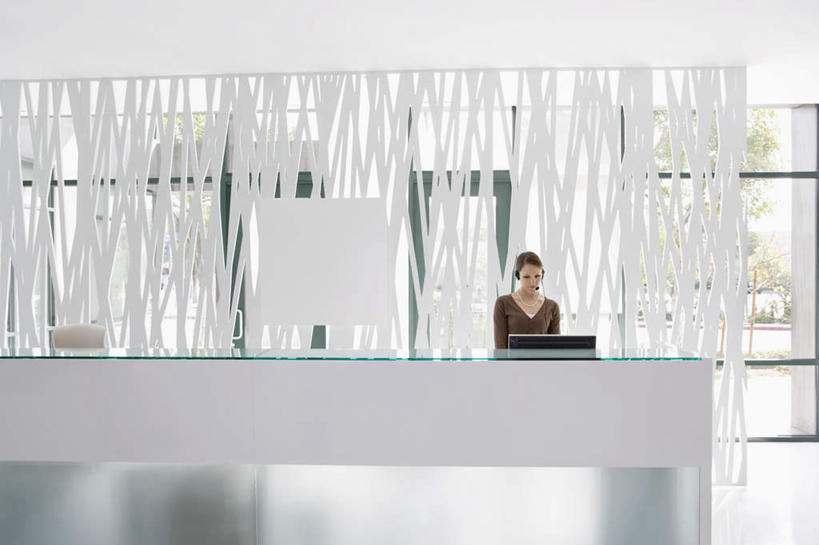 西方人,一个人,商务人士,商务女性,坐,说,横图,室内,白天,正面,讨论,通讯,客服,电脑,显示器,鼠标,键盘,窗户,欧洲,欧洲人,仅一个女性,仅一个人,套装,网络,信息,墙,话务员,注视,输入设备,通讯设备,玻璃窗,墙壁,墙面,耳机,耳麦,话筒,观察,看,仅一个中年女性,台式电脑,服务,通信,观看,协调,察看,麦克风,头戴式耳麦,关注,销售,通信设备,商务装,工薪阶层,输出设备,客服人员,电话销售,接待员,交流,女人,女性,中年女性,白种人,白领,接线员,上班族,沟通,讲话,交谈,商讨,说话,谈话,坐着,半身,彩图,头戴式耳机