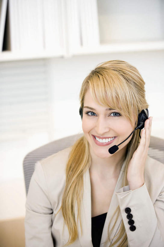 西方人,一个人,商务人士,商务女性,坐,笑,说,微笑,露齿笑,竖图,俯视,室内,白天,讨论,通讯,客服,柜子,椅子,欧洲,欧洲人,仅一个年轻女性,仅一个女性,仅一个人,握,套装,信息,储物柜,拿,话务员,拿着,注视,耳机,耳麦,话筒,会议椅,观察,看,服务,握着,通信,观看,协调,办公椅,察看,麦克风,头戴式耳麦,储存,关注,销售,商务装,工薪阶层,客服人员,电话销售,商务椅,培训椅,接待员,储备,蕴藏,贮备,交流,年轻女性,女人,女性,白种人,白领,接线员,上班族,沟通,讲话,交谈,商讨,说话,谈话,坐着,半身,彩图,高角度拍摄,贮存,头戴式耳机