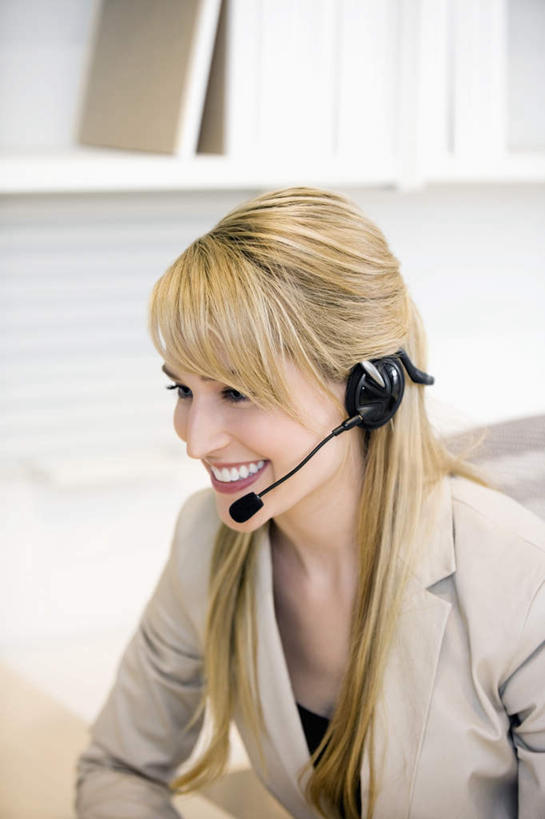 西方人,一个人,商务人士,商务女性,坐,笑,说,微笑,露齿笑,竖图,室内,白天,侧面,讨论,通讯,客服,柜子,椅子,欧洲,欧洲人,仅一个年轻女性,仅一个女性,仅一个人,握,套装,信息,储物柜,拿,话务员,拿着,注视,耳机,耳麦,话筒,会议椅,观察,看,服务,握着,通信,观看,协调,办公椅,察看,麦克风,头戴式耳麦,储存,关注,销售,商务装,工薪阶层,客服人员,电话销售,商务椅,培训椅,接待员,储备,蕴藏,贮备,交流,年轻女性,女人,女性,白种人,白领,接线员,上班族,沟通,讲话,交谈,商讨,说话,谈话,坐着,半身,彩图,贮存,头戴式耳机