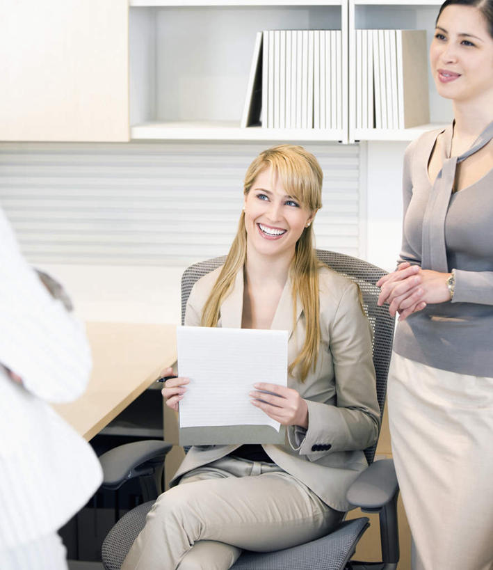 西方人,两个人,同事,商务人士,商务女性,办公室,站,坐,笑,微笑,露齿笑,竖图,室内,白天,正面,成功,合作,团队,集体,信心,柜子,家具,桌子,椅子,欧洲,欧洲人,握,套装,材料,档案,文件,纸,办公桌,储物柜,二郎腿,拿,拿着,注视,队伍,会议椅,手稿,资料,观察,看,站着,握着,观看,办公椅,证明,察看,领导,成就,储存,关注,文档,商务装,合伙,领袖,工薪阶层,办公家具,商务椅,培训椅,储备,蕴藏,贮备,男人,男性,年轻男性,中年女性,白种人,白领,上班族,站立,坐着,半身,彩图,贮存