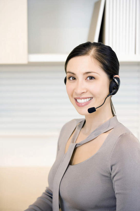 西方人,一个人,商务人士,商务女性,坐,笑,说,微笑,露齿笑,竖图,室内,白天,正面,讨论,通讯,客服,柜子,欧洲,欧洲人,仅一个女性,仅一个人,套装,信息,储物柜,话务员,注视,耳机,耳麦,话筒,观察,看,仅一个中年女性,服务,通信,观看,协调,察看,麦克风,头戴式耳麦,储存,关注,销售,商务装,工薪阶层,客服人员,电话销售,接待员,储备,蕴藏,贮备,交流,女人,女性,中年女性,白种人,白领,接线员,上班族,沟通,讲话,交谈,商讨,说话,谈话,坐着,半身,彩图,贮存,头戴式耳机