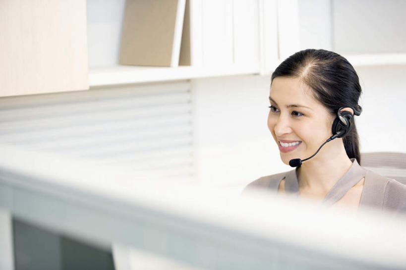 西方人,一个人,商务人士,商务女性,坐,笑,说,微笑,露齿笑,横图,室内,白天,正面,讨论,通讯,客服,柜子,欧洲,欧洲人,仅一个女性,仅一个人,套装,朦胧,模糊,信息,储物柜,话务员,注视,耳机,耳麦,话筒,观察,看,仅一个中年女性,服务,通信,观看,协调,察看,麦克风,头戴式耳麦,储存,关注,销售,商务装,工薪阶层,客服人员,电话销售,接待员,储备,蕴藏,贮备,交流,女人,女性,中年女性,白种人,白领,接线员,上班族,沟通,讲话,交谈,商讨,说话,谈话,坐着,半身,彩图,贮存,头戴式耳机