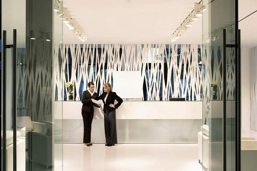 西方人,两个人,同事,商务人士,商务女性,站,说,横图,室内,白天,正面,讨论,成功,合作,团队,集体,信心,窗户,欧洲,欧洲人,握,套装,材料,档案,文件,纸,墙,拿,拿着,注视,队伍,玻璃窗,墙壁,墙面,手稿,资料,观察,看,站着,握着,观看,证明,察看,领导,成就,关注,文档,商务装,合伙,领袖,工薪阶层,交流,女人,女性,中年女性,白种人,白领,上班族,沟通,讲话,交谈,商讨,说话,谈话,站立,彩图,全身