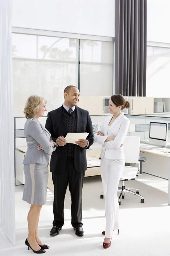 西方人,三个人,同事,商务人士,商务男性,商务女性,办公室,站,说,双手交叉,竖图,室内,白天,正面,衬衫,讨论,成功,合作,团队,集体,信心,窗户,窗帘,家具,桌子,椅子,欧洲,非洲,黑人,欧洲人,握,套装,装饰,材料,档案,文件,纸,办公桌,墙,拿,拿着,注视,队伍,玻璃窗,墙壁,墙面,帘子,会议椅,手稿,资料,观察,看,站着,遮阳,握着,观看,华丽,修饰,办公椅,证明,点缀,察看,领导,双手抱胸,成就,关注,文档,商务装,合伙,领袖,工薪阶层,办公家具,衬托,美观,雅致,雅观,商务椅,培训椅,交流,男人,男性,女人,女性,中年男性,中年女性,白种人,非洲人,白领,上班族,沟通,讲话,交谈,商讨,说话,谈话,站立,彩图,全身,衬衣