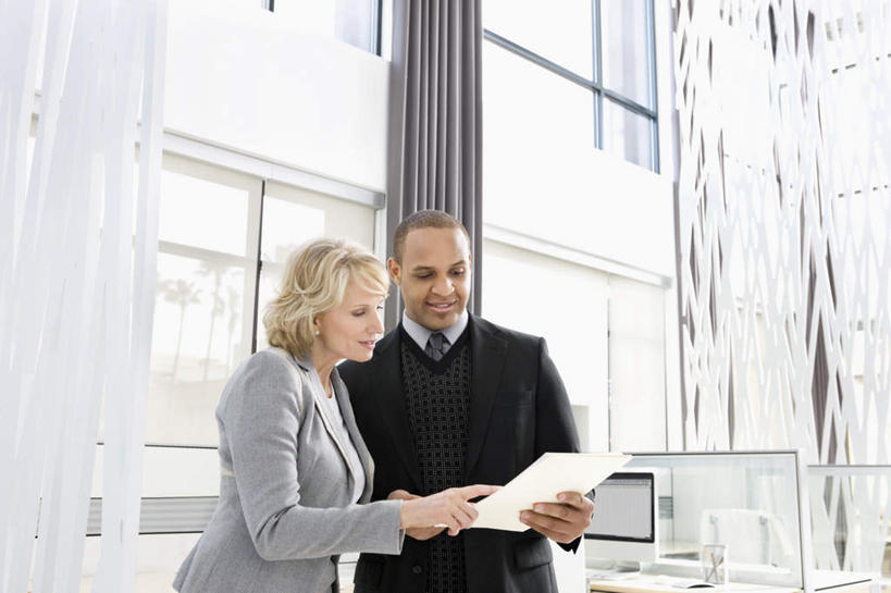 西方人,两个人,同事,商务人士,商务男性,商务女性,办公室,站,笑,微笑,露齿笑,横图,室内,白天,正面,衬衫,成功,合作,团队,集体,信心,电脑,显示器,鼠标,键盘,窗户,窗帘,家具,桌子,欧洲,非洲,黑人,欧洲人,握,套装,装饰,网络,材料,档案,文件,纸,办公桌,墙,拿,拿着,注视,输入设备,通讯设备,队伍,玻璃窗,墙壁,墙面,帘子,手稿,资料,观察,看,站着,遮阳,台式电脑,握着,观看,华丽,修饰,证明,点缀,察看,领导,成就,关注,文档,通信设备,商务装,合伙,领袖,工薪阶层,输出设备,办公家具,衬托,美观,雅致,雅观,男人,男性,女人,女性,中年男性,中年女性,白种人,非洲人,白领,上班族,站立,半身,彩图,衬衣