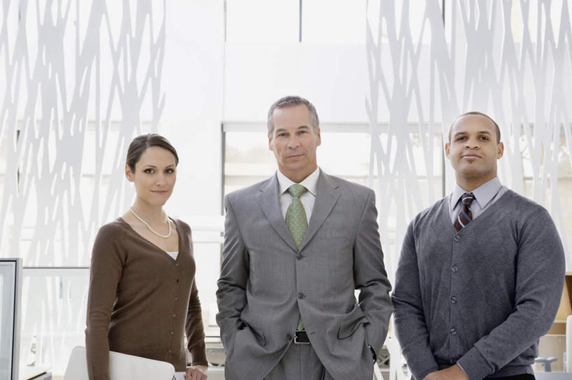 西方人,三个人,同事,商务人士,商务男性,商务女性,站,笑,双手交叉,微笑,露齿笑,横图,室内,白天,正面,衬衫,成功,合作,团队,集体,信心,窗户,欧洲,非洲,黑人,欧洲人,套装,墙,注视,队伍,玻璃窗,墙壁,墙面,观察,看,站着,观看,察看,领导,双手插袋,成就,关注,商务装,手插袋,合伙,领袖,工薪阶层,双手抄兜,双手放兜,男人,男性,年轻男性,女人,女性,中年男性,中年女性,白种人,非洲人,白领,上班族,插兜,两手抄兜,两手放兜,十字手,手插兜,手放口袋,站立,半身,彩图,衬衣,手抄兜