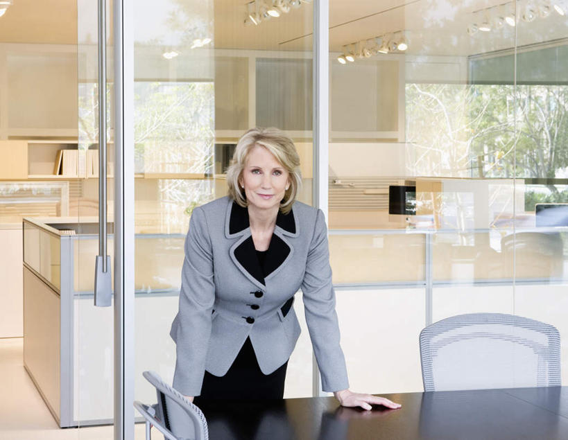 西方人,一个人,商务人士,商务女性,办公室,站,笑,微笑,横图,室内,白天,正面,窗户,家具,桌子,椅子,欧洲,欧洲人,仅一个女性,仅一个人,撑,套装,办公桌,注视,玻璃窗,会议椅,观察,看,站着,仅一个中年女性,观看,办公椅,察看,撑着,关注,商务装,工薪阶层,办公家具,商务椅,培训椅,女人,女性,中年女性,白种人,白领,上班族,站立,半身,彩图