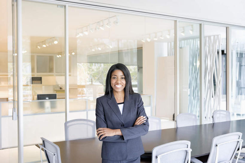 西方人,一个人,商务人士,商务女性,办公室,站,笑,双手交叉,微笑,露齿笑,横图,室内,白天,正面,窗户,家具,桌子,椅子,欧洲,非洲,黑人,欧洲人,仅一个女性,仅一个人,套装,办公桌,注视,玻璃窗,会议椅,观察,看,站着,仅一个中年女性,观看,办公椅,察看,双手抱胸,关注,商务装,工薪阶层,办公家具,商务椅,培训椅,女人,女性,中年女性,非洲人,白领,上班族,站立,半身,彩图