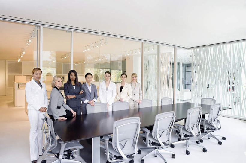 东方人,西方人,同事,商务人士,商务男性,商务女性,办公室,站,双手交叉,横图,室内,白天,正面,衬衫,成功,合作,团队,集体,信心,窗户,家具,桌子,椅子,欧洲,非洲,黑人,欧洲人,亚洲,一排,套装,整齐,并列,并排,办公桌,墙,许多人,注视,黄种人,队伍,玻璃窗,墙壁,墙面,排列,会议椅,观察,看,站着,一群人,搭,观看,办公椅,察看,领导,双手抱胸,成就,搭着,队列,关注,商务装,平行,合伙,领袖,工薪阶层,办公家具,商务椅,培训椅,男人,男性,年轻男性,年轻女性,女人,女性,中年男性,中年女性,白种人,非洲人,亚洲人,白领,上班族,站立,彩图,全身,衬衣