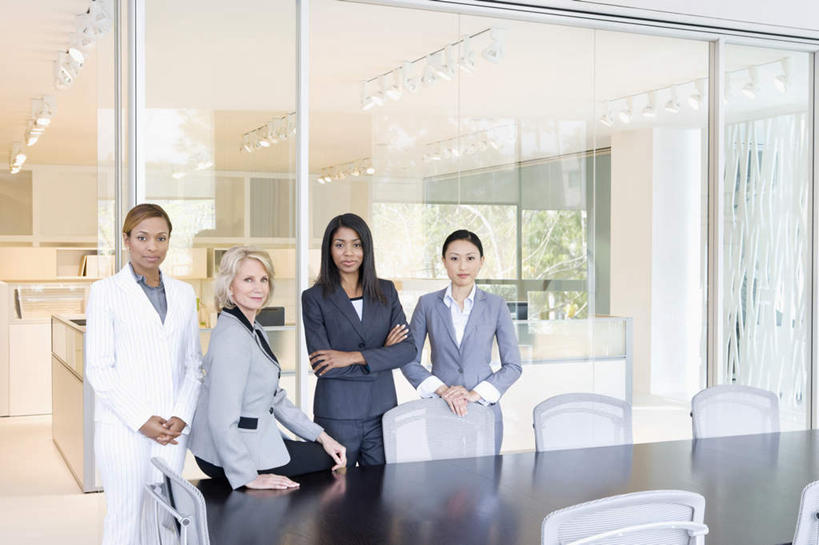 东方人,西方人,四个人,同事,商务人士,商务女性,办公室,站,坐,笑,双手交叉,微笑,露齿笑,横图,室内,白天,正面,成功,合作,团队,集体,信心,窗户,家具,桌子,椅子,欧洲,非洲,黑人,欧洲人,亚洲,套装,办公桌,墙,注视,黄种人,队伍,玻璃窗,墙壁,墙面,会议椅,观察,看,站着,观看,办公椅,察看,领导,双手抱胸,成就,关注,商务装,合伙,领袖,工薪阶层,办公家具,商务椅,培训椅,年轻女性,女人,女性,中年女性,白种人,非洲人,亚洲人,白领,上班族,站立,坐着,半身,彩图