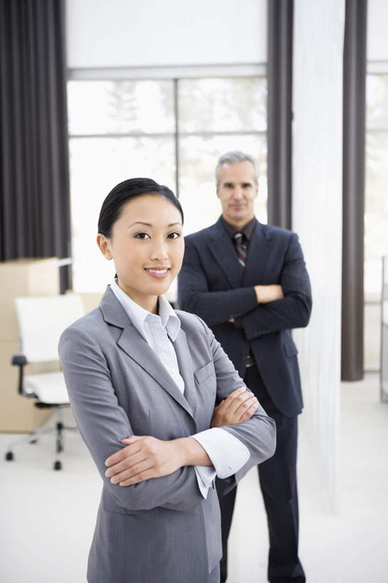 东方人,西方人,两个人,同事,商务人士,商务男性,商务女性,办公室,站,笑,双手交叉,微笑,露齿笑,竖图,室内,白天,正面,衬衫,成功,合作,团队,集体,信心,窗户,窗帘,家具,桌子,椅子,欧洲,欧洲人,亚洲,套装,装饰,办公桌,注视,黄种人,队伍,玻璃窗,帘子,会议椅,观察,看,站着,遮阳,观看,华丽,修饰,办公椅,点缀,察看,领导,双手抱胸,成就,关注,商务装,合伙,领袖,工薪阶层,办公家具,衬托,美观,雅致,雅观,商务椅,培训椅,男人,男性,年轻女性,女人,女性,中年男性,白种人,亚洲人,白领,上班族,站立,半身,彩图,衬衣
