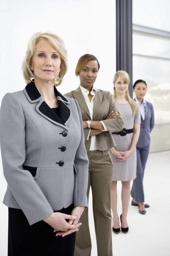 东方人,西方人,四个人,同事,商务人士,商务女性,站,笑,双手交叉,微笑,竖图,室内,白天,正面,成功,合作,团队,集体,信心,窗户,窗帘,欧洲,非洲,黑人,欧洲人,亚洲,一排,套装,整齐,装饰,墙,注视,黄种人,队伍,玻璃窗,墙壁,墙面,排列,帘子,观察,看,站着,遮阳,观看,华丽,修饰,点缀,察看,领导,双手抱胸,成就,队列,关注,商务装,合伙,领袖,工薪阶层,衬托,美观,雅致,雅观,女人,女性,中年女性,白种人,非洲人,亚洲人,白领,上班族,十字手,站立,半身,彩图