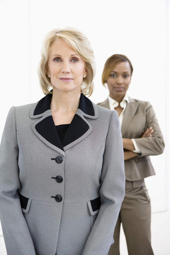 西方人,两个人,同事,商务人士,商务女性,站,笑,双手交叉,微笑,竖图,室内,白天,白色背景,正面,成功,合作,团队,集体,信心,欧洲,非洲,黑人,欧洲人,套装,注视,队伍,观察,看,站着,摄影,影棚,观看,察看,领导,双手抱胸,成就,关注,商务装,合伙,领袖,工薪阶层,女人,女性,中年女性,白种人,非洲人,白领,上班族,站立,半身,彩图,影棚拍摄,拍摄