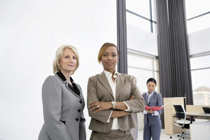 东方人,西方人,两个人,同事,商务人士,商务女性,办公室,站,笑,双手交叉,微笑,横图,室内,白天,仰视,成功,合作,团队,集体,信心,窗户,窗帘,家具,桌子,椅子,欧洲,非洲,黑人,欧洲人,亚洲,握,套装,装饰,材料,档案,文件,纸,办公桌,墙,拿,拿着,注视,黄种人,队伍,玻璃窗,墙壁,墙面,帘子,会议椅,手稿,资料,观察,看,站着,遮阳,握着,观看,华丽,修饰,办公椅,证明,点缀,察看,领导,双手抱胸,成就,关注,文档,商务装,合伙,领袖,工薪阶层,办公家具,衬托,美观,雅致,雅观,商务椅,培训椅,女人,女性,中年女性,白种人,非洲人,亚洲人,白领,上班族,站立,半身,彩图,低角度拍摄