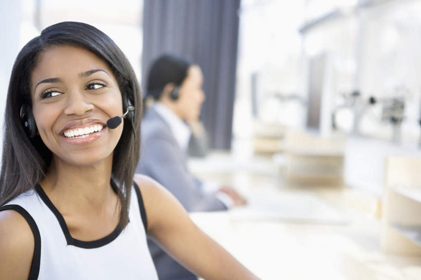 西方人,两个人,同事,商务人士,商务女性,办公室,坐,笑,微笑,露齿笑,横图,室内,白天,正面,通讯,成功,合作,团队,集体,信心,客服,钱,窗户,窗帘,家具,桌子,欧洲,非洲,黑人,欧洲人,套装,朦胧,模糊,装饰,信息,钱币,办公桌,话务员,注视,队伍,玻璃窗,帘子,耳机,耳麦,话筒,观察,看,遮阳,服务,钞票,金融,纸币,通信,经济,观看,华丽,修饰,协调,点缀,察看,麦克风,领导,头戴式耳麦,成就,关注,销售,商务装,合伙,领袖,流通,纸钞,贸易,工薪阶层,客服人员,电话销售,办公家具,衬托,美观,雅致,雅观,接待员,货币,现金,女人,女性,中年女性,白种人,非洲人,白领,接线员,上班族,坐着,半身,彩图,头戴式耳机