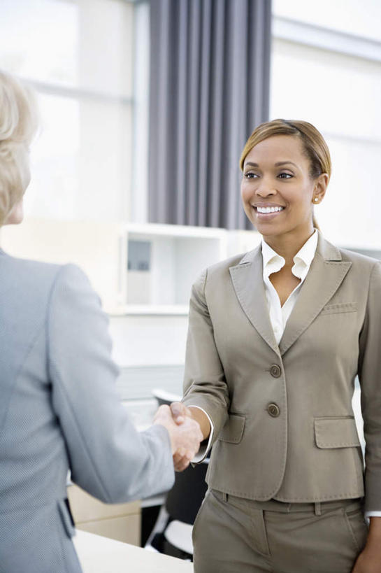 西方人,背部,两个人,同事,商务人士,商务女性,办公室,站,握手,笑,微笑,露齿笑,竖图,室内,白天,正面,成功,合作,团队,集体,信心,窗户,窗帘,家具,桌子,椅子,欧洲,非洲,黑人,欧洲人,套装,装饰,办公桌,注视,队伍,玻璃窗,相视,帘子,会议椅,观察,看,站着,面对面,遮阳,观看,对视,华丽,修饰,办公椅,点缀,察看,领导,互视,成就,关注,相对,商务装,合伙,领袖,工薪阶层,相看,办公家具,衬托,美观,雅致,雅观,商务椅,培训椅,女人,女性,中年女性,白种人,非洲人,白领,上班族,搀手,拉手,手搀手,手拉手,手牵手,手握手,站立,半身,彩图