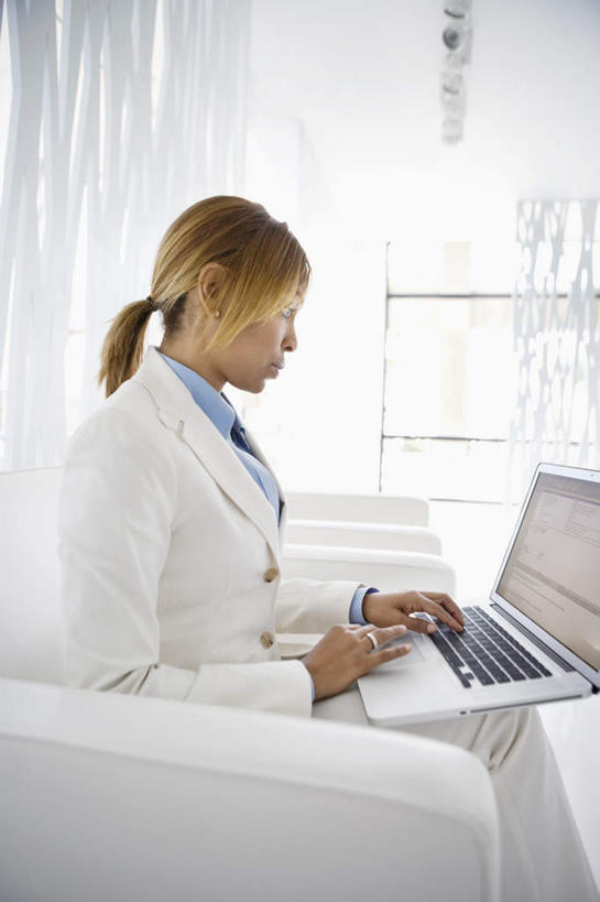 西方人,一个人,商务人士,商务女性,坐,竖图,室内,白天,侧面,电脑,笔记本电脑,椅子,欧洲,非洲,黑人,欧洲人,仅一个女性,仅一个人,敲打,套装,网络,注视,输入,通讯设备,会议椅,打字,观察,看,仅一个中年女性,观看,点击,一台,敲击,办公椅,察看,无线,关注,通信设备,商务装,无线网络,无线上网,便携式电脑,工薪阶层,商务椅,培训椅,按键,手提电脑,女人,女性,中年女性,非洲人,白领,上班族,坐着,半身,彩图