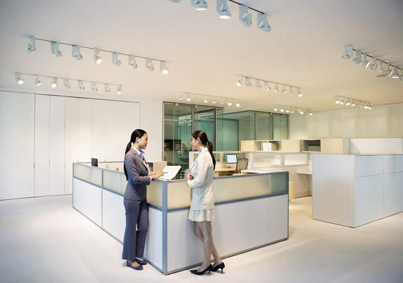 东方人,西方人,两个人,同事,商务人士,商务女性,办公室,站,说,横图,室内,白天,侧面,讨论,成功,合作,团队,集体,信心,家具,桌子,欧洲,欧洲人,亚洲,握,套装,材料,档案,文件,纸,办公桌,墙,拿,拿着,注视,黄种人,队伍,相视,墙壁,墙面,手稿,资料,观察,看,站着,面对面,握着,观看,对视,证明,察看,领导,互视,成就,关注,文档,相对,商务装,合伙,领袖,工薪阶层,相看,办公家具,交流,年轻女性,女人,女性,中年女性,白种人,亚洲人,白领,上班族,沟通,讲话,交谈,商讨,说话,谈话,站立,彩图,全身