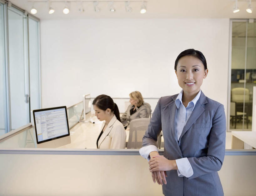 东方人,西方人,三个人,同事,商务人士,商务女性,办公室,站,坐,笑,微笑,露齿笑,横图,室内,白天,正面,成功,合作,团队,集体,信心,电脑,显示器,鼠标,键盘,窗户,家具,桌子,椅子,欧洲,欧洲人,亚洲,套装,网络,办公桌,墙,注视,黄种人,输入设备,通讯设备,队伍,玻璃窗,墙壁,墙面,会议椅,观察,看,站着,台式电脑,观看,办公椅,察看,领导,成就,关注,通信设备,商务装,合伙,领袖,工薪阶层,输出设备,办公家具,商务椅,培训椅,年轻女性,女人,女性,中年女性,白种人,亚洲人,白领,上班族,站立,坐着,半身,彩图