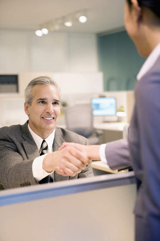 东方人,西方人,背部,两个人,同事,商务人士,商务男性,商务女性,办公室,站,坐,握手,笑,微笑,露齿笑,竖图,室内,白天,正面,衬衫,成功,合作,团队,集体,信心,家具,桌子,欧洲,欧洲人,亚洲,套装,朦胧,模糊,办公桌,墙,注视,黄种人,队伍,相视,墙壁,墙面,观察,看,站着,面对面,观看,对视,察看,领导,互视,成就,关注,相对,商务装,合伙,领袖,工薪阶层,相看,办公家具,男人,男性,女人,女性,中年男性,中年女性,白种人,亚洲人,白领,上班族,搀手,拉手,手搀手,手拉手,手牵手,手握手,站立,坐着,半身,彩图,衬衣