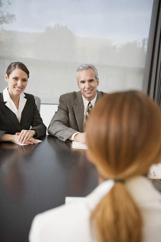 西方人,背部,三个人,同事,商务人士,商务男性,商务女性,办公室,坐,握手,说,竖图,室内,白天,正面,衬衫,讨论,成功,合作,团队,集体,信心,窗户,家具,桌子,欧洲,欧洲人,套装,开会,会议,材料,档案,文件,纸,办公桌,注视,队伍,玻璃窗,相视,手稿,资料,观察,看,面对面,观看,对视,证明,察看,领导,互视,成就,关注,文档,相对,商务装,合伙,领袖,工薪阶层,相看,办公家具,交流,男人,男性,女人,女性,中年男性,中年女性,白种人,白领,上班族,搀手,沟通,讲话,交谈,拉手,商讨,手搀手,手拉手,手牵手,手握手,说话,谈话,坐着,半身,彩图,衬衣