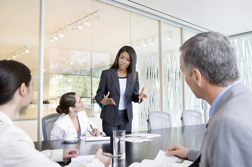 西方人,四个人,同事,商务人士,商务男性,商务女性,办公室,站,坐,说,横图,室内,白天,仰视,衬衫,讨论,成功,合作,团队,集体,信心,窗户,家具,桌子,杯子,椅子,欧洲,非洲,黑人,欧洲人,握,套装,开会,会议,笔,材料,档案,文件,纸,办公桌,墙,办公用品,拿,拿着,注视,队伍,水笔,玻璃窗,墙壁,墙面,玻璃制品,文具,会议椅,手稿,水杯,学习用品,资料,观察,看,站着,握着,观看,办公椅,文具用品,证明,察看,领导,成就,关注,文档,商务装,合伙,领袖,工薪阶层,办公家具,商务椅,培训椅,交流,男人,男性,女人,女性,中年男性,中年女性,白种人,非洲人,白领,上班族,玻璃杯,沟通,讲话,交谈,商讨,说话,谈话,站立,坐着,半身,彩图,低角度拍摄,衬衣