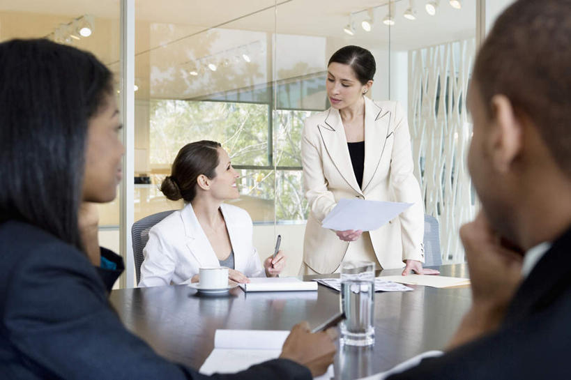 西方人,四个人,同事,商务人士,商务男性,商务女性,办公室,站,坐,说,横图,室内,白天,仰视,衬衫,讨论,成功,合作,团队,集体,信心,窗户,家具,桌子,杯子,椅子,欧洲,非洲,黑人,欧洲人,握,套装,开会,会议,笔,材料,档案,文件,纸,办公桌,墙,办公用品,拿,拿着,注视,队伍,水笔,玻璃窗,墙壁,墙面,玻璃制品,文具,会议椅,手稿,水杯,学习用品,资料,观察,看,站着,握着,观看,办公椅,文具用品,证明,察看,领导,成就,关注,文档,商务装,合伙,领袖,工薪阶层,办公家具,商务椅,培训椅,交流,男人,男性,年轻男性,年轻女性,女人,女性,中年女性,白种人,非洲人,白领,上班族,玻璃杯,沟通,讲话,交谈,商讨,说话,谈话,站立,坐着,半身,彩图,低角度拍摄,衬衣