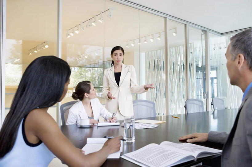 西方人,四个人,同事,商务人士,商务男性,商务女性,办公室,站,坐,说,横图,室内,白天,仰视,衬衫,讨论,成功,合作,团队,集体,信心,窗户,家具,桌子,杯子,椅子,欧洲,非洲,黑人,欧洲人,握,套装,开会,会议,笔,材料,档案,文件,纸,办公桌,墙,办公用品,拿,拿着,注视,队伍,水笔,玻璃窗,墙壁,墙面,玻璃制品,文具,会议椅,手稿,水杯,学习用品,资料,观察,看,站着,握着,观看,办公椅,文具用品,证明,察看,领导,成就,关注,文档,商务装,合伙,领袖,工薪阶层,办公家具,商务椅,培训椅,交流,男人,男性,年轻男性,年轻女性,女人,女性,中年女性,白种人,非洲人,白领,上班族,玻璃杯,沟通,讲话,交谈,商讨,说话,谈话,站立,坐着,半身,彩图,低角度拍摄,衬衣