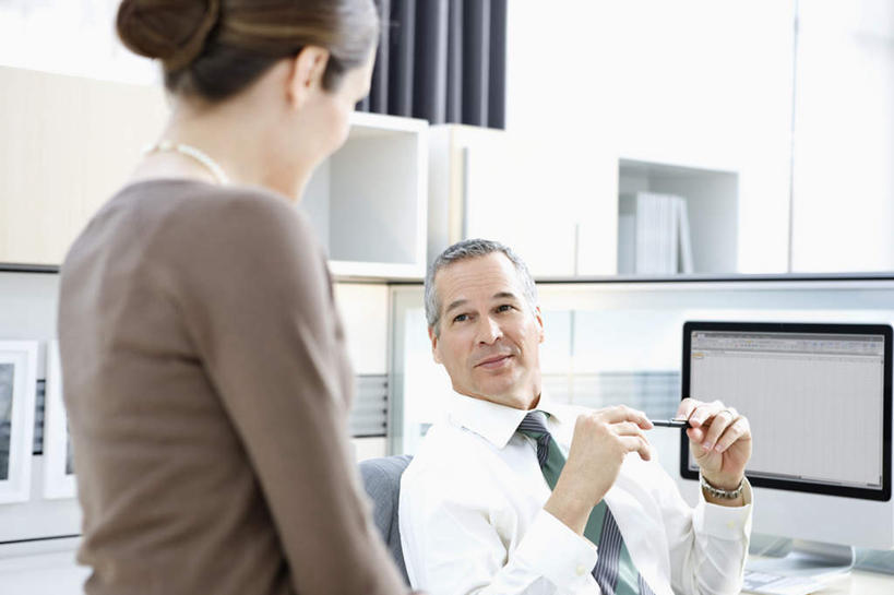 西方人,背部,两个人,同事,商务人士,商务男性,商务女性,办公室,坐,笑,说,微笑,露齿笑,横图,室内,白天,正面,衬衫,讨论,成功,合作,团队,集体,信心,电脑,显示器,鼠标,键盘,窗帘,家具,桌子,椅子,欧洲,欧洲人,握,套装,装饰,网络,笔,办公桌,墙,办公用品,拿,拿着,注视,输入设备,通讯设备,队伍,水笔,墙壁,墙面,文具,帘子,会议椅,学习用品,观察,看,遮阳,台式电脑,握着,观看,华丽,修饰,办公椅,文具用品,点缀,察看,领导,成就,关注,通信设备,商务装,合伙,领袖,工薪阶层,输出设备,办公家具,衬托,美观,雅致,雅观,商务椅,培训椅,交流,男人,男性,女人,女性,中年男性,中年女性,白种人,白领,上班族,沟通,讲话,交谈,商讨,说话,谈话,坐着,半身,彩图,衬衣