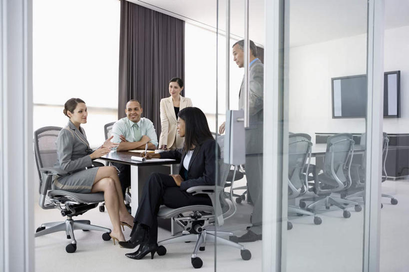 西方人,同事,商务人士,商务男性,商务女性,办公室,站,坐,说,双手交叉,横图,室内,白天,正面,衬衫,讨论,成功,合作,团队,集体,信心,窗户,窗帘,家具,桌子,椅子,欧洲,欧洲人,五个人,握,套装,开会,装饰,会议,笔,材料,档案,文件,纸,办公桌,办公用品,许多人,拿,拿着,注视,队伍,水笔,玻璃窗,文具,帘子,会议椅,手稿,学习用品,资料,观察,看,站着,一群人,遮阳,握着,观看,华丽,修饰,办公椅,文具用品,证明,点缀,察看,领导,双手抱胸,成就,关注,文档,商务装,合伙,领袖,工薪阶层,办公家具,衬托,美观,雅致,雅观,商务椅,培训椅,交流,男人,男性,年轻男性,年轻女性,女人,女性,中年男性,中年女性,白种人,白领,上班族,沟通,讲话,交谈,商讨,说话,谈话,站立,坐着,彩图,全身,衬衣