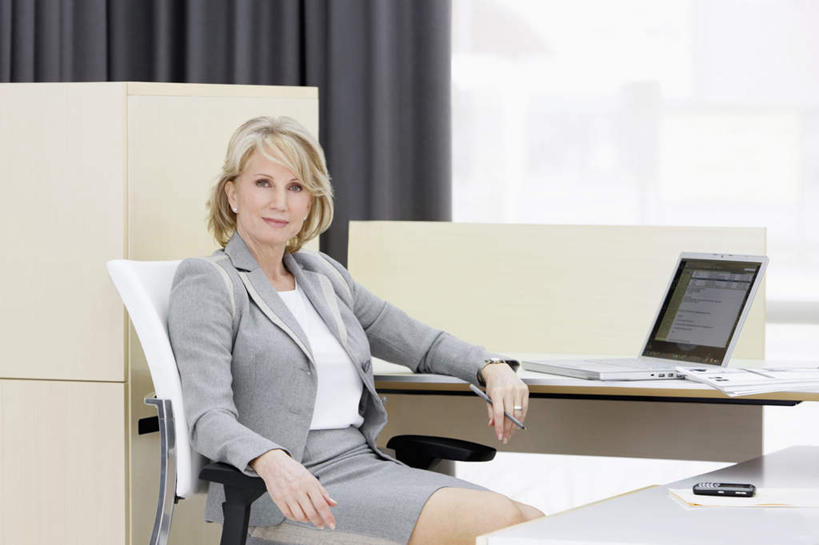 西方人,一个人,商务人士,商务女性,办公室,坐,笑,微笑,横图,室内,白天,侧面,电脑,笔记本电脑,窗户,窗帘,家具,桌子,椅子,欧洲,欧洲人,仅一个女性,仅一个人,套装,装饰,网络,材料,档案,文件,纸,办公桌,注视,通讯设备,玻璃窗,帘子,会议椅,手稿,资料,观察,看,仅一个中年女性,遮阳,搭,观看,华丽,修饰,一台,办公椅,证明,点缀,察看,无线,搭着,关注,文档,通信设备,商务装,无线网络,无线上网,便携式电脑,工薪阶层,办公家具,衬托,美观,雅致,雅观,商务椅,培训椅,手提电脑,女人,女性,中年女性,白种人,白领,上班族,坐着,半身,彩图