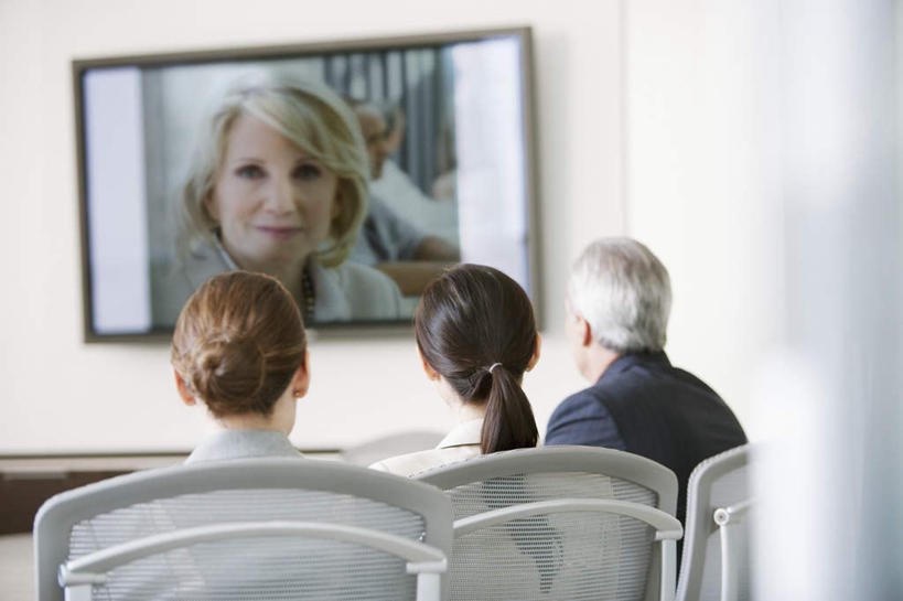 西方人,背部,四个人,同事,商务人士,商务男性,商务女性,办公室,坐,横图,室内,白天,正面,衬衫,成功,合作,团队,集体,信心,家具,桌子,电视,椅子,欧洲,欧洲人,套装,开会,办公桌,墙,注视,队伍,墙壁,墙面,会议椅,观察,看,观看,办公椅,察看,领导,成就,关注,彩电,商务装,合伙,领袖,工薪阶层,办公家具,商务椅,培训椅,彩色电视机,显像管屏,显像管屏幕,男人,男性,女人,女性,中年男性,中年女性,白种人,白领,上班族,电视机,坐着,半身,彩图,衬衣