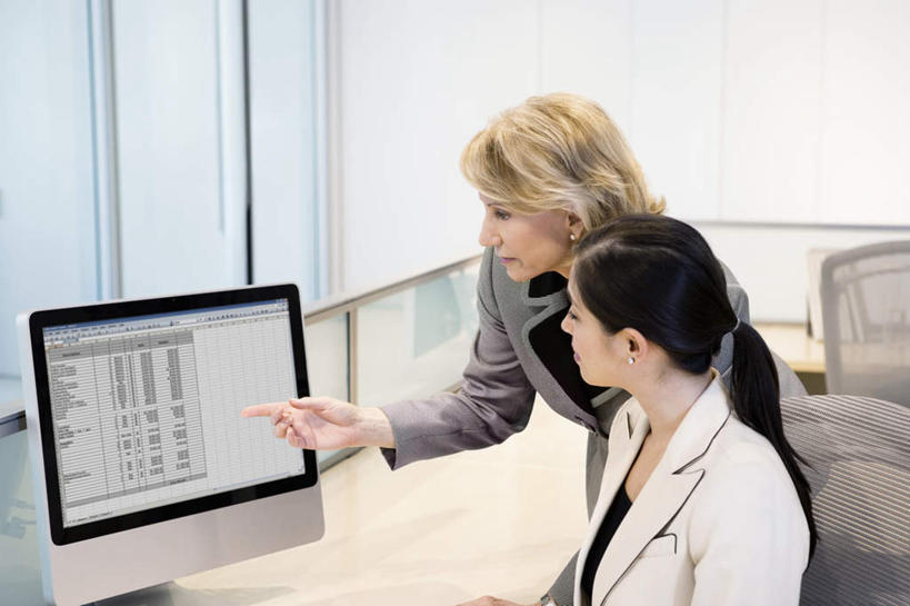 西方人,两个人,同事,商务人士,商务女性,办公室,站,坐,说,横图,室内,白天,侧面,讨论,成功,合作,团队,集体,信心,电脑,显示器,鼠标,键盘,窗户,家具,桌子,欧洲,欧洲人,弯腰,指,套装,网络,办公桌,墙,注视,方向,输入设备,通讯设备,队伍,玻璃窗,墙壁,墙面,观察,看,手势,站着,台式电脑,观看,一台,察看,领导,指向,食指,成就,关注,通信设备,商务装,合伙,领袖,工薪阶层,输出设备,办公家具,弯身,交流,女人,女性,中年女性,白种人,白领,上班族,沟通,讲话,交谈,商讨,说话,谈话,站立,坐着,半身,彩图