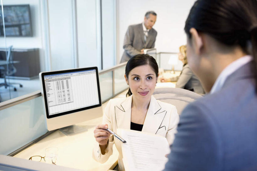 东方人,西方人,四个人,同事,商务人士,商务男性,商务女性,办公室,站,坐,笑,说,微笑,露齿笑,横图,俯视,室内,白天,衬衫,讨论,成功,合作,团队,集体,信心,电脑,显示器,鼠标,键盘,窗户,家具,桌子,欧洲,欧洲人,亚洲,握,套装,网络,笔,材料,档案,文件,纸,办公桌,墙,办公用品,拿,拿着,注视,黄种人,输入设备,通讯设备,队伍,水笔,玻璃窗,墙壁,墙面,文具,手稿,学习用品,资料,观察,看,站着,台式电脑,握着,观看,一台,文具用品,证明,察看,领导,成就,关注,文档,通信设备,商务装,合伙,领袖,工薪阶层,输出设备,办公家具,交流,男人,男性,年轻女性,女人,女性,中年男性,中年女性,白种人,亚洲人,白领,上班族,沟通,讲话,交谈,商讨,说话,谈话,站立,坐着,半身,彩图,高角度拍摄,衬衣