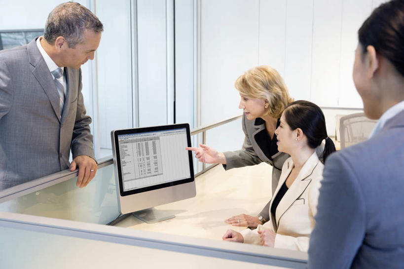 东方人,西方人,四个人,同事,商务人士,商务男性,商务女性,办公室,站,坐,笑,说,微笑,露齿笑,横图,俯视,室内,白天,衬衫,讨论,成功,合作,团队,集体,信心,电脑,显示器,鼠标,键盘,窗户,家具,桌子,欧洲,欧洲人,亚洲,握,套装,网络,笔,材料,档案,文件,纸,办公桌,墙,办公用品,拿,拿着,注视,黄种人,输入设备,通讯设备,队伍,水笔,玻璃窗,墙壁,墙面,文具,手稿,学习用品,资料,观察,看,站着,台式电脑,握着,观看,一台,文具用品,证明,察看,领导,成就,关注,文档,通信设备,商务装,合伙,领袖,工薪阶层,输出设备,办公家具,交流,男人,男性,年轻女性,女人,女性,中年男性,中年女性,白种人,亚洲人,白领,上班族,沟通,讲话,交谈,商讨,说话,谈话,站立,坐着,半身,彩图,高角度拍摄,衬衣