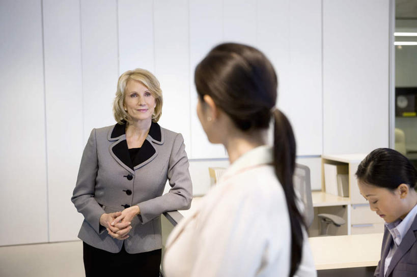 东方人,西方人,三个人,同事,商务人士,商务女性,办公室,站,坐,说,横图,室内,白天,正面,讨论,成功,合作,团队,集体,信心,电脑,显示器,鼠标,键盘,家具,桌子,欧洲,欧洲人,亚洲,套装,网络,办公桌,墙,注视,黄种人,输入设备,通讯设备,队伍,墙壁,墙面,观察,看,站着,台式电脑,搭,观看,察看,领导,成就,搭着,关注,通信设备,商务装,合伙,领袖,工薪阶层,输出设备,办公家具,交流,年轻女性,女人,女性,中年女性,白种人,亚洲人,白领,上班族,沟通,讲话,交谈,商讨,说话,谈话,站立,坐着,半身,彩图