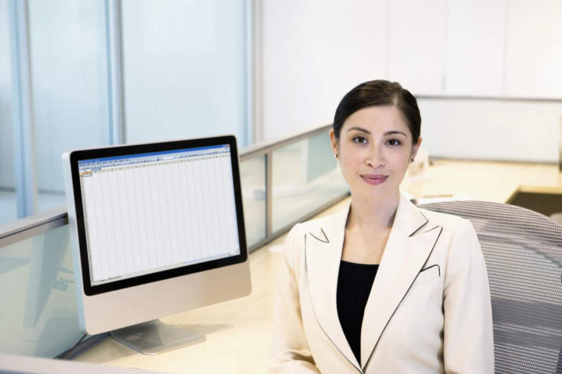 西方人,一个人,商务人士,商务女性,办公室,坐,笑,微笑,横图,室内,白天,正面,电脑,显示器,鼠标,键盘,窗户,家具,桌子,欧洲,欧洲人,仅一个女性,仅一个人,套装,网络,办公桌,墙,注视,输入设备,通讯设备,玻璃窗,墙壁,墙面,观察,看,仅一个中年女性,台式电脑,观看,一台,察看,关注,通信设备,商务装,工薪阶层,输出设备,办公家具,女人,女性,中年女性,白种人,白领,上班族,坐着,半身,彩图