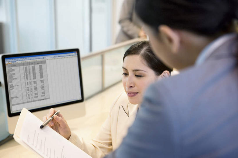 东方人,西方人,两个人,同事,商务人士,商务女性,办公室,站,坐,说,横图,俯视,室内,白天,讨论,成功,合作,团队,集体,信心,电脑,显示器,鼠标,键盘,窗户,家具,桌子,欧洲,欧洲人,亚洲,握,套装,网络,笔,材料,档案,文件,纸,办公桌,墙,办公用品,拿,拿着,注视,黄种人,输入设备,通讯设备,队伍,水笔,玻璃窗,墙壁,墙面,文具,手稿,学习用品,资料,观察,看,站着,台式电脑,握着,观看,一台,文具用品,证明,察看,领导,成就,关注,文档,通信设备,商务装,合伙,领袖,工薪阶层,输出设备,办公家具,交流,年轻女性,女人,女性,中年女性,白种人,亚洲人,白领,上班族,沟通,讲话,交谈,商讨,说话,谈话,站立,坐着,半身,彩图,高角度拍摄