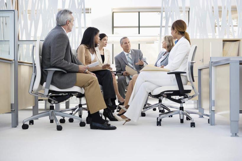 西方人,同事,商务人士,商务男性,商务女性,办公室,坐,说,横图,室内,白天,仰视,衬衫,讨论,成功,合作,团队,集体,信心,窗户,家具,桌子,椅子,欧洲,非洲,黑人,欧洲人,套装,开会,环绕,围绕,会议,办公桌,许多人,环抱,注视,队伍,玻璃窗,会议椅,观察,看,一群人,观看,办公椅,察看,领导,成就,关注,商务装,合伙,领袖,工薪阶层,办公家具,商务椅,培训椅,萦绕,交流,男人,男性,女人,女性,中年男性,中年女性,白种人,非洲人,白领,上班族,沟通,讲话,交谈,商讨,说话,谈话,坐着,彩图,低角度拍摄,全身,衬衣