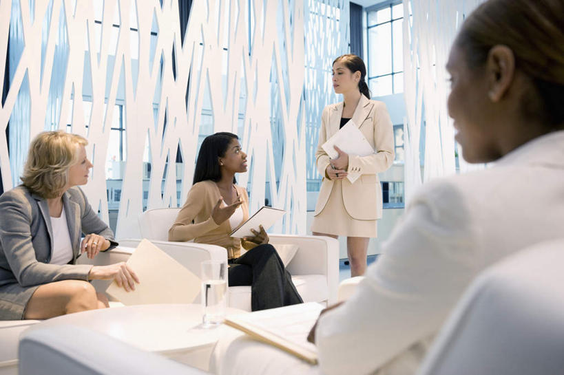 西方人,背部,四个人,同事,商务人士,商务女性,办公室,站,坐,说,横图,室内,白天,正面,讨论,成功,合作,团队,集体,信心,窗户,家具,桌子,椅子,欧洲,非洲,黑人,欧洲人,握,套装,开会,会议,材料,档案,文件,纸,办公桌,拿,拿着,注视,队伍,玻璃窗,会议椅,手稿,资料,观察,看,站着,握着,观看,办公椅,证明,察看,领导,成就,关注,文档,商务装,合伙,领袖,工薪阶层,办公家具,商务椅,培训椅,交流,女人,女性,中年女性,白种人,非洲人,白领,上班族,沟通,讲话,交谈,商讨,说话,谈话,站立,坐着,半身,彩图