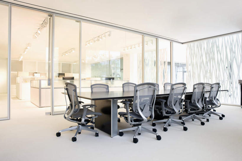 无人,办公室,横图,室内,白天,正面,窗户,柜子,家具,桌子,椅子,一排,许多,整齐,并列,并排,环绕,围绕,办公桌,墙,储物柜,很多,环抱,玻璃窗,墙壁,墙面,排列,会议椅,办公椅,储存,队列,平行,办公家具,商务椅,培训椅,萦绕,储备,蕴藏,贮备,彩图,贮存