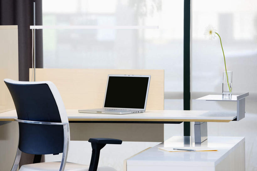 无人,办公室,横图,室内,白天,正面,智慧,电脑,笔记本电脑,窗户,柜子,家具,桌子,花瓶,椅子,艺术,盛开,网络,办公桌,墙,储物柜,花蕾,文化,通讯设备,玻璃窗,墙壁,墙面,玻璃制品,花,花瓣,花朵,鲜花,插花,玻璃瓶,会议椅,瓶子,花苞,花蕊,一台,办公椅,插花艺术,创造,无线,储存,创作,通信设备,无线网络,想象,无线上网,便携式电脑,办公家具,商务椅,培训椅,储备,蕴藏,贮备,手提电脑,彩图,贮存