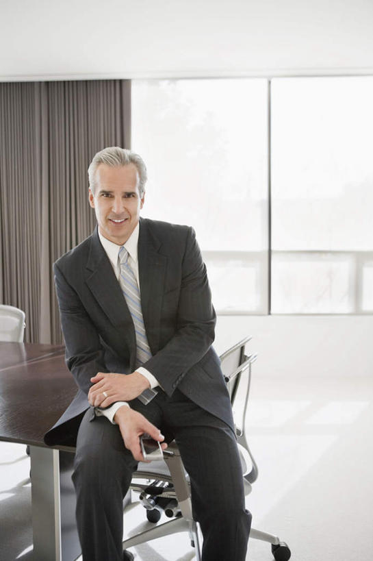 西方人,一个人,商务人士,商务男性,办公室,坐,竖图,室内,白天,正面,衬衫,窗户,窗帘,家具,桌子,椅子,欧洲,欧洲人,仅一个男性,仅一个人,仅一个中年男性,套装,装饰,办公桌,注视,玻璃窗,帘子,会议椅,观察,看,遮阳,观看,华丽,修饰,办公椅,点缀,察看,关注,商务装,工薪阶层,办公家具,衬托,美观,雅致,雅观,商务椅,培训椅,男人,男性,中年男性,白种人,白领,上班族,坐着,半身,彩图,衬衣