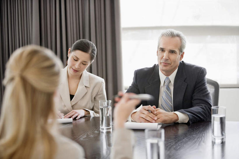 西方人,背部,三个人,同事,商务人士,商务男性,商务女性,办公室,坐,说,横图,室内,白天,正面,衬衫,讨论,成功,合作,团队,集体,信心,窗帘,家具,桌子,杯子,椅子,欧洲,欧洲人,握,套装,开会,装饰,会议,笔,材料,档案,文件,纸,办公桌,墙,办公用品,拿,拿着,注视,队伍,水笔,相视,墙壁,墙面,玻璃制品,文具,帘子,会议椅,手稿,水杯,学习用品,资料,观察,看,面对面,遮阳,握着,观看,对视,华丽,修饰,办公椅,文具用品,证明,点缀,察看,领导,互视,成就,关注,文档,相对,商务装,合伙,领袖,工薪阶层,相看,办公家具,衬托,美观,雅致,雅观,商务椅,培训椅,交流,男人,男性,年轻女性,女人,女性,中年男性,中年女性,白种人,白领,上班族,玻璃杯,沟通,讲话,交谈,商讨,说话,谈话,坐着,半身,彩图,衬衣