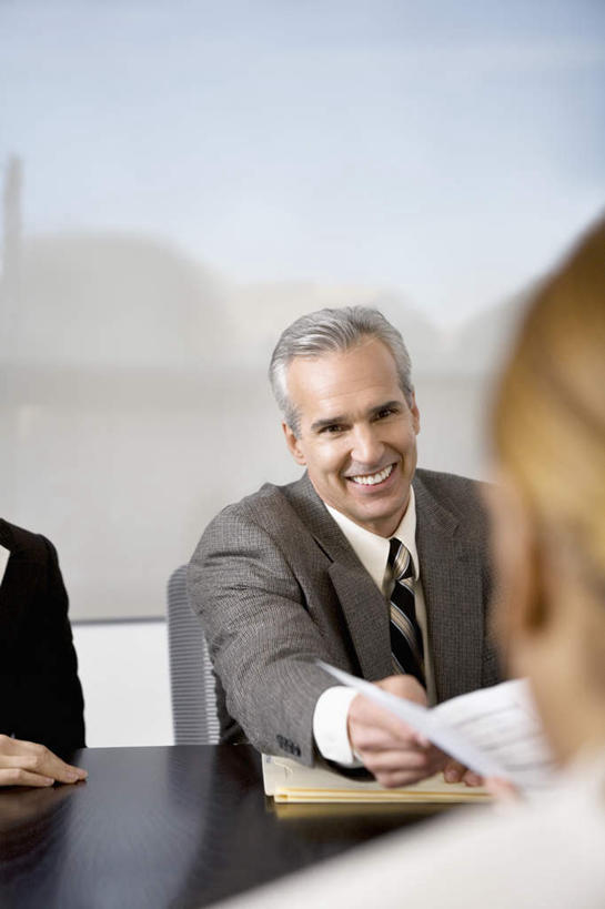 西方人,背部,三个人,同事,商务人士,商务男性,商务女性,办公室,坐,笑,微笑,露齿笑,竖图,室内,白天,正面,衬衫,成功,合作,团队,集体,信心,家具,桌子,欧洲,非洲,黑人,欧洲人,握,套装,朦胧,模糊,材料,档案,文件,纸,办公桌,墙,拿,拿着,注视,队伍,相视,墙壁,墙面,手稿,资料,观察,看,面对面,握着,观看,对视,证明,察看,领导,互视,成就,关注,文档,相对,商务装,合伙,领袖,工薪阶层,相看,办公家具,男人,男性,女人,女性,中年男性,中年女性,白种人,非洲人,白领,上班族,坐着,半身,彩图,衬衣