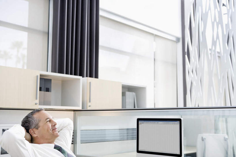 西方人,一个人,商务人士,商务男性,坐,横图,室内,白天,侧面,衬衫,电脑,显示器,鼠标,键盘,窗户,窗帘,柜子,欧洲,欧洲人,仅一个男性,仅一个人,仅一个中年男性,抱头,套装,装饰,网络,领带,储物柜,注视,输入设备,通讯设备,玻璃窗,帘子,观察,看,遮阳,台式电脑,观看,华丽,修饰,一台,点缀,察看,象征,庄重,储存,关注,通信设备,商务装,身份,工薪阶层,输出设备,衬托,美观,雅致,雅观,正式,地位,捧首,捧头,储备,蕴藏,贮备,男人,男性,中年男性,白种人,白领,上班族,坐着,半身,彩图,衬衣,贮存